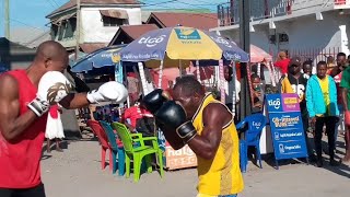 SHUHUDIA SAIDI ZUNGU KIBOKO YA IBRAHIMU CLASS AKIZICHAPA MTAANI NA MAGAMBO