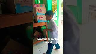 suasana istirahat jajan di kantin sekolah