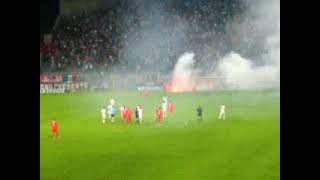 Triestina - Bologna 2005/2006 - ultras Trieste - lancio torce in campo - contestazione alla squadra