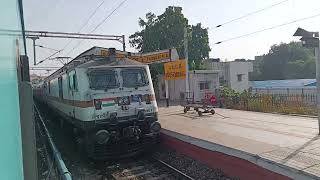 Vadnagar Intercity Express Meets Paschim Express At Vadodara Junction #indianrailways