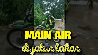 CRF VS KLX MAIN AIR DI JALUR LAHAR KELUD