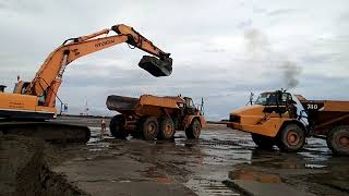 See how the truck is filled with sand | Caterpillar Boy