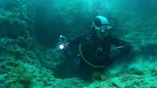 Cala Calella Süd: Steilwand, Höhlen (Tauchen)