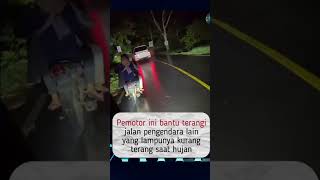 Momen Pengendara Motor Bantu Kasih Lampu Di Jalam #trending #informasi #shorts #berita #info