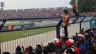 Keren Bobotoh dan LA mania Berdampingan 1tribun di stadian surajaya ..persela vs persib 22 okt 2017