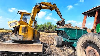 Máy Xúc Múc Đất Lên Máy Cày CÓ NHẠC, Xe Máy Cày Chở & Đổ Đất/Excavator scoops soil onto tractor #528