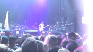 Wiz Khalifa turning his Glasgow concert into a ROCK jam (drums and gutars) + dancing