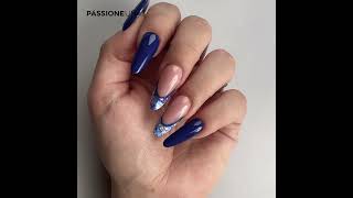 Manicura francesa con técnica reversa con escamas y hojas de plata | PassioneUñas