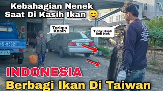 Kebahagiaan Nenek Saat Di Kasih Ikan Oleh Orang Indonesia Saat Cari Ikan Di Pinggir Jalan