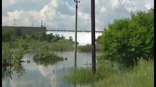 Вода хлещет через дамбу Старокрымского водохранилища