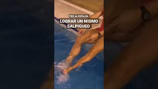 🎬 IMPORTANCIA del SALPIQUEO en la PATADA 💦 ESPALDA #shorts #markastle #natacion #natacionmarkastle