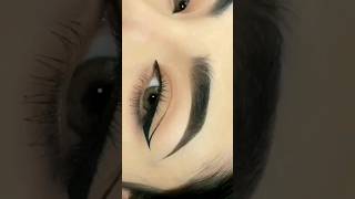 easy way to draw a winged eyeliner 🌺#makeup #wingedeyeliner #makeupvideo #tutorial #ytshorts #viral