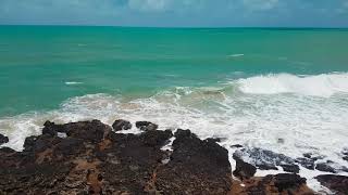 브라질 나타우 해변가의 부서지는 파도 | Waves on Praia de Areia Preta in Natal, Rio Grande do Norte, Brazil