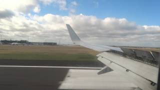 QANTAS  Boeing 737 Landing at Melbourne Airport