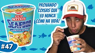 PROVANDO CUP NOODLES SABOR FRUTOS DO MAR - COISAS QUE EU NUNCA COMI NA VIDA #47