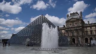 Rejser til Paris, Frankrig - Louvre i Paris med den kendte pyramide