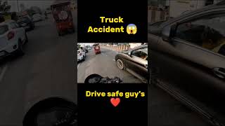 Truck accident divider pr chadh gya 😓 #shorts #biker #truckaccident #accidentnews #motovlog