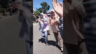 KBO dan Anggota Samapta menolong sebuah mobil wisata yang mengalami mogok dijalan raya Sungai Penuh.