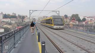 Metrotrams op de Ponte Luiz 1