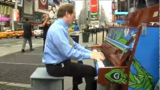 Michael Fennelly Plays Rhapsody in Blue in Times Square