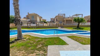 CHALET DE ESQUINA CON JARDIN EN RESID. PUEBLO CENTRO EN TORREVIEJA