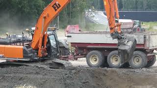 HITACHI ZAXIS 300LC LONG ARM IN ACTION