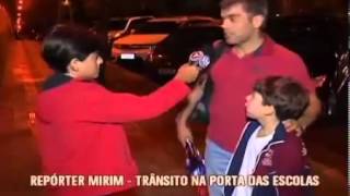 Repórter mirim, aluno do Coleguium, Diogo Ribas faz matéria especial para a TV Alterosa.