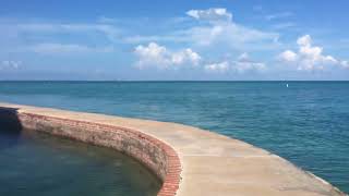 Caminando el muro de Fort Jefferson en las Dry Tortugas