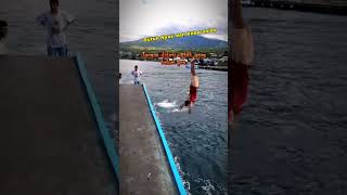 Aksi Lompat Ke Laut Saat Kapal Sedang Berlayar #shortvideo #shorts