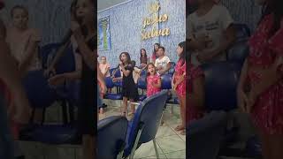 eu não igreja ensaiando um hino que ainda nem sei cantar