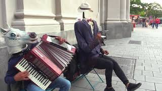 Mann ohne Kopf in München am Marienplatz.