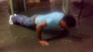 CHUCKY doin 50 pushupz unda 1min at para mall LOL !