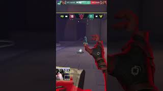 Runner pulling off some crazy moves to get this ACE #esports #gaming #trending #clips #valorant #vct