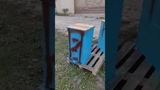 розмальовка вуликів, як кажуть таке:) #bee #honeybee #beekeeper #beekeeping #honey