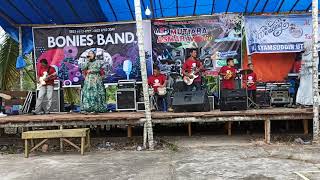 lihat penampilan bonies band, adellanya Sumatra😃😃