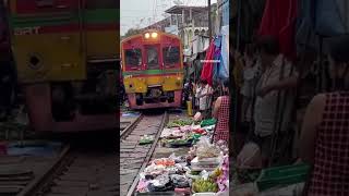 Il mercato del treno e il mercato galleggiante. #thailand maeklongrailwaymarket #damnoensaduak