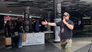 Jesus älskar dig. Sergels torg plattan Stockholm 2024-07-17