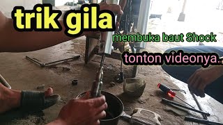 trik membuka baut Shock depan yang macet ketika akan mengganti Sil Shock