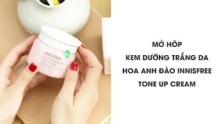 Mở hộp kem dưỡng da Innisfree Jeju Cherry Blossom Tone Up Cream