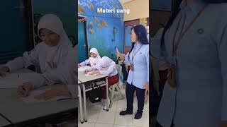 Mengajar materi uang