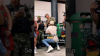 Uds también creen que se puso nervioso el soldado 💂🤣🤣 #soldado #bailesdetiktok #humor #risas