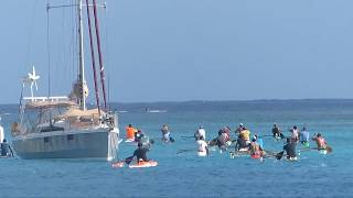 Course de Va'a près d'Entre Côtes, à Huahine