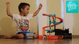 Пускаем машинки по трекам с котиком Hot Wheels trip case Built Track set with kitten