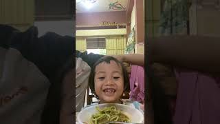 Paling doyan Makan mie hijau dari bayam #shorts #short #shortsvideo