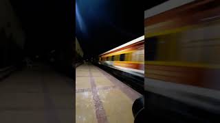 Dangerous High Speed Sampoorna Kranti Express Through Ahraura Road