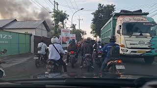 MELINTAS ADA ASAP HITAM DI BANGUNAN TEPI JALAN