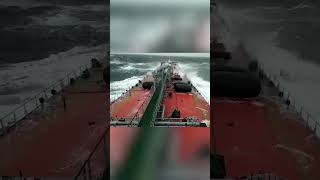 Κύματα «καταπίνουν» δεξαμενόπλοιο - Tanker ship faced high waves!