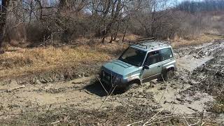 Suzuki Vitara Hard Off Road in Mud