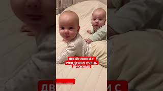 Юра держит Веру, чтобы не упала с кровати #дети #многодетнаясемья #семья #двойняшки