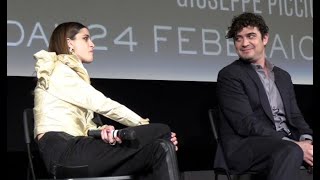 Riccardo Scamarcio e Benedetta Porcaroli insieme, video incontro per L’ombra del Giorno